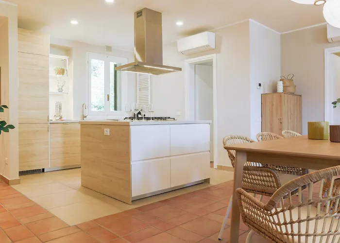 Golden Vista - By Myhomeincomo 메나지오